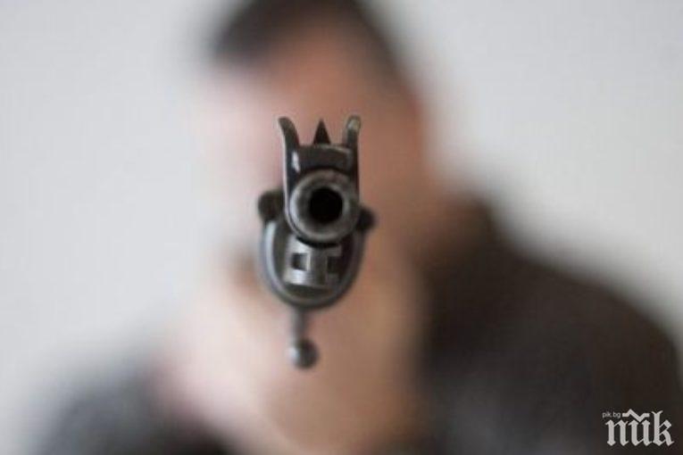 КАРЪЦИ: Домакин простреля госта си в окото