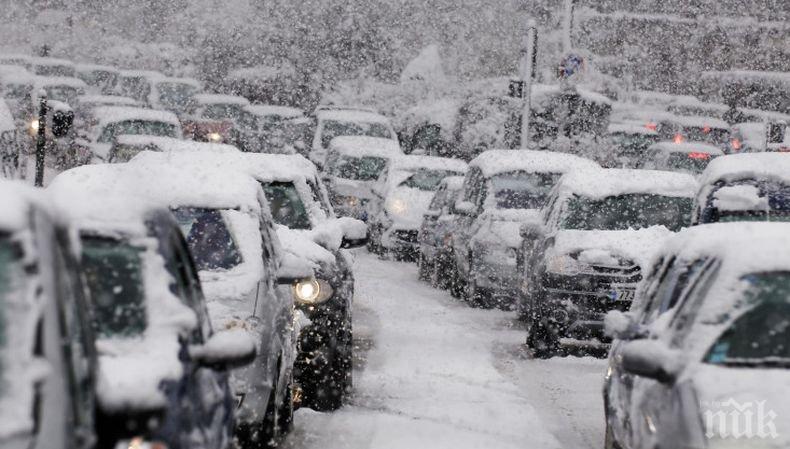 Най-малко 35 ранени при верижна катастрофа заради снежна буря в Испания