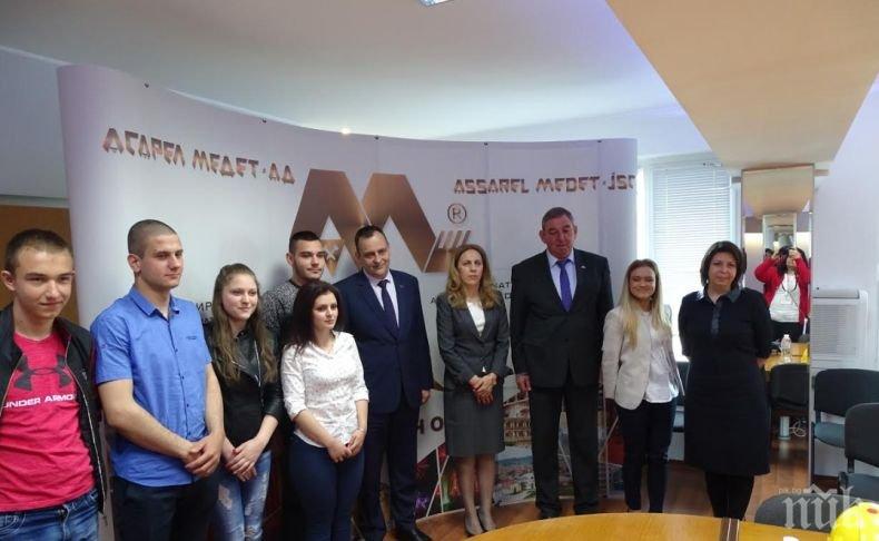 Вицето Марияна Николова нахлузи жълта каска (СНИМКА)