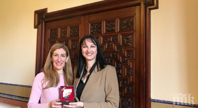 Николина Ангелкова се срещна в Испания с министъра на туризма на Гърция