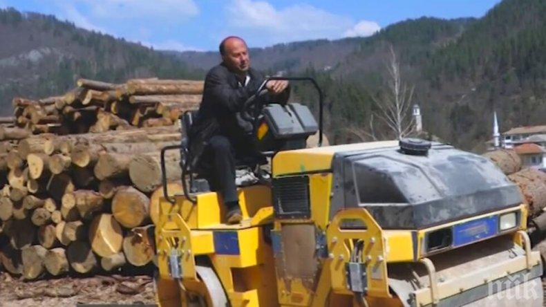 ЧЕЛЕН ОПИТ: Кметът на Смилян яхна валяк, сам запълва дупките по улиците