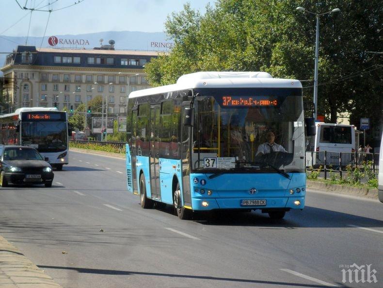 ОТ ПОСЛЕДНИТЕ МИНУТИ: Автобус се разби жестоко в Пловдив, за малко да се вреже в хотел