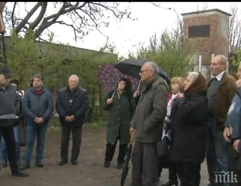 В Черноморец излязоха на протест, бивш кмет заплашва, че ще блокират пътища