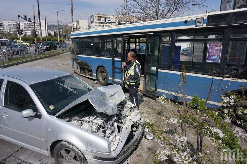 РАЗКРИТИЕ - Курсът на врязалия се в къща автобус бил последен, шофьорът след катастрофата: Причерня ми... (СНИМКИ)