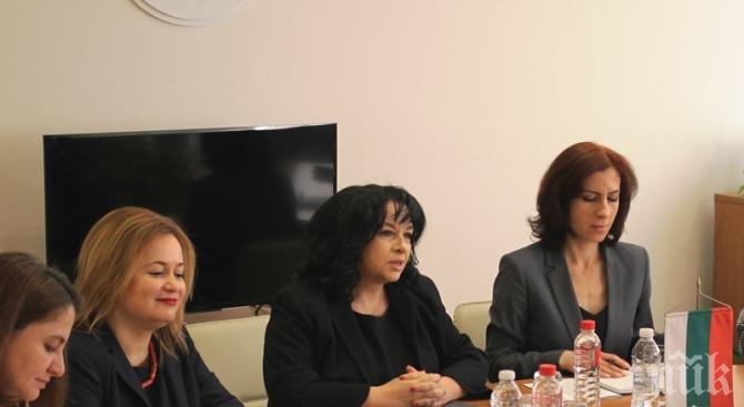 Теменужка Петкова обсъди с Йоргос Статакис газовата ни връзка