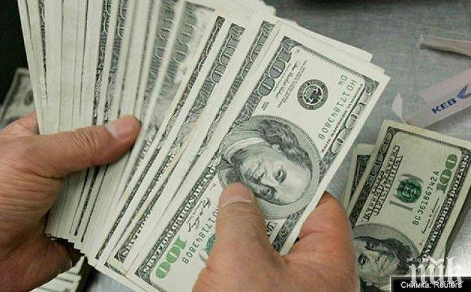 МИРИСЪТ НА ПАРИТЕ: Семейство изхвърли торба с 90 000 долара на сметище 


