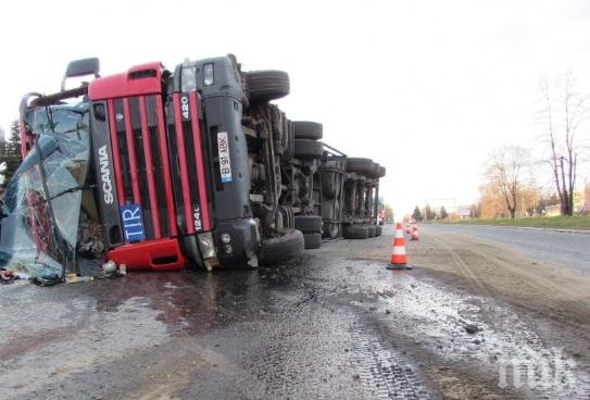 ТИР се преобърна край Велико Търново. Няма пострадали