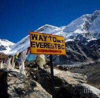 Монтират тоалетни за алпинистите на Еверест