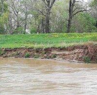 Гореща информация за ситуацията с язовирите и реките в Пловдивско – река Чая е заляла пътя за Крумово