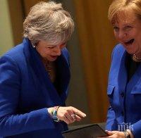 ВЪПРОСЪТ НА ВЕЧЕРТА В БРЮКСЕЛ: Какво имаше на таблета на Меркел? Двете с Тереза Мей умряха от смях (ВИДЕО)