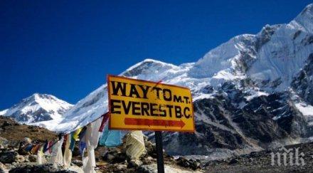 монтират тоалетни алпинистите еверест