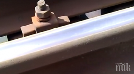 ръба болтове хвърчат линия всяко преминаване влака видео