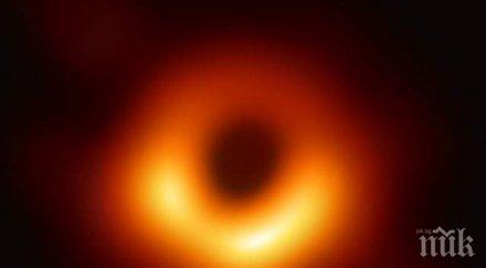 оранжев пръстен покрива заснетата черна дупка видео