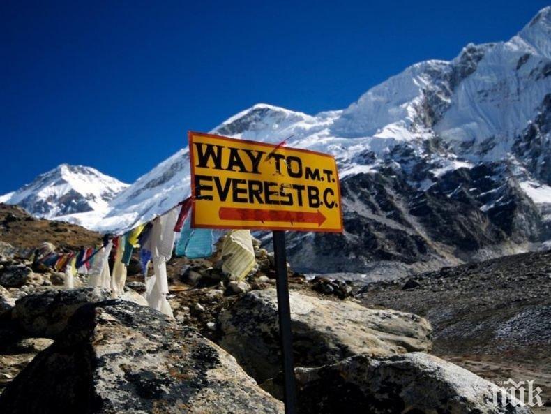 Монтират тоалетни за алпинистите на Еверест