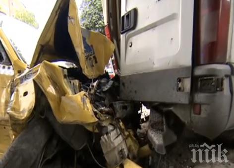 КРЪВ НА ПЪТЯ: Мъж загина след жесток удар между такси и ТИР край Сливница