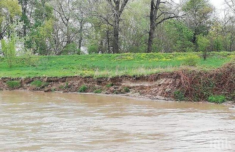 Гореща информация за ситуацията с язовирите и реките в Пловдивско – река Чая е заляла пътя за Крумово
