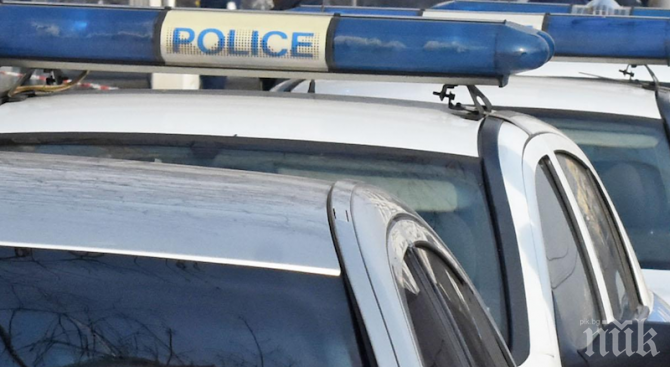 КАТО НА КИНО: 14-годишен шофьор се измъкна в гонка с полицията, прекара колата по стълбище