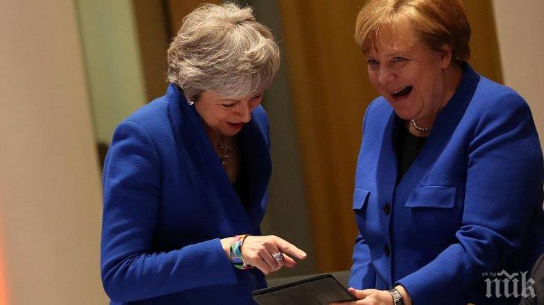 ВЪПРОСЪТ НА ВЕЧЕРТА В БРЮКСЕЛ: Какво имаше на таблета на Меркел? Двете с Тереза Мей умряха от смях (ВИДЕО)