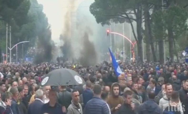 Сълзотворен газ и сблъсъци с полицията на антиправителствен протест в Албания