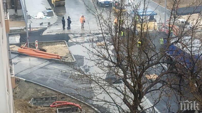 ПАРИ НА ВЯТЪРА: Във Варна асфалтират булевард в дъжда