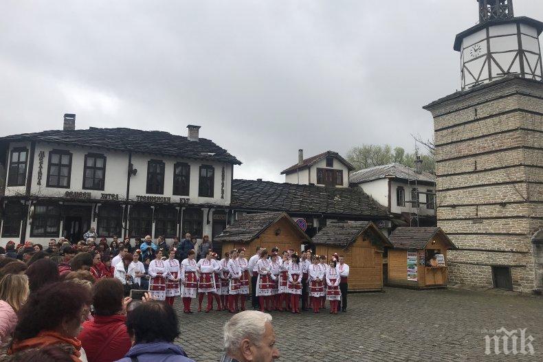 ДУХ БЪЛГАРСКИ: 20 фолклорни състава мерят сили на фестивал в Трявна 