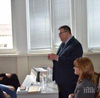 Главният прокурор Сотир Цацаров се срещна с ученици от 91 НЕГ„Проф. Константин Гълъбов“
