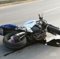 БЕЗУМИЕ: Летящ моторист помете момиче на пешеходна пътека във Варна (СНИМКИ)