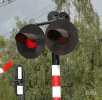 ТЕЖЪК ИНЦИДЕНТ: Влак помете кола на жп прелез в Казанлък