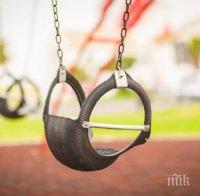 В София ремонтират 150 детски площадки