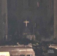 Кметът на Париж: Олтарът и олтарният кръст на катедралата „Нотр Дам” не са изгорели при пожара