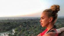 БЕЗ ЗАДРЪЖКИ: Мис Плеймейт излезе на терасата чисто гола (СНИМКА 18+)