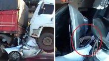 Очевидци на брутална катастрофа бяха убедени, че шофьорът е мъртъв, но изведнъж... той им протегна ръката си (ВИДЕО)