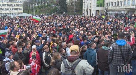 малоброен протест габрово вечер