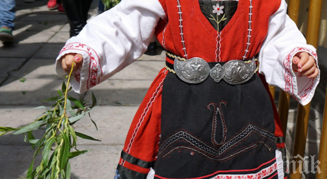 Деца пресъздават лазарски обичаи в Добрич за Цветница