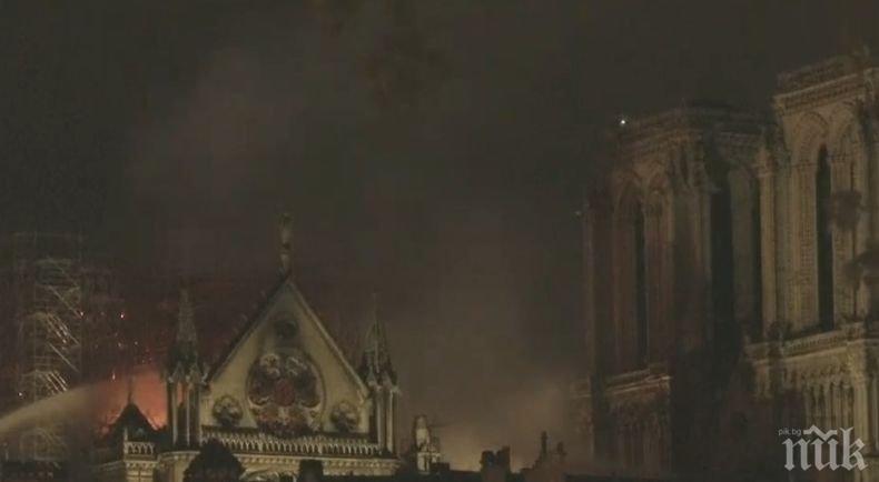 От противоипожарната служба на Париж потвърдиха: Oсновната сграда на Нотр Дам e спасена