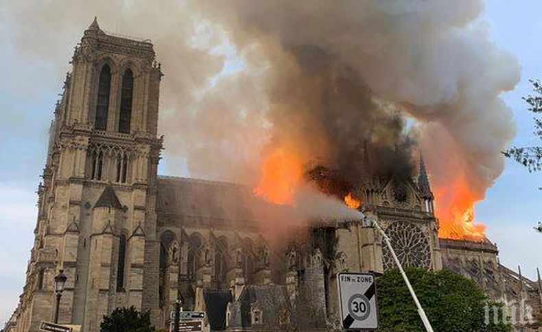 Ватиканът е шокиран от пожара в Нотр дам