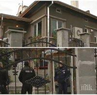 ОТ ПОСЛЕДНИТЕ МИНУТИ: Става напечено в Горна Оряховица! Маскирани ченгета и спецпрокурори нахлуха в къщата на Малката ръка (СНИМКИ)
