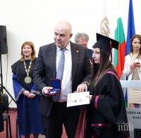 Заместник-главният прокурор Иван Гешев връчи дипломите на отличниците по право в ЮЗУ (СНИМКИ)