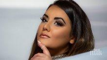 ПО ВРЕМЕ НА СНИМКИ: Изгряваща фолкпевица остана без дрехи