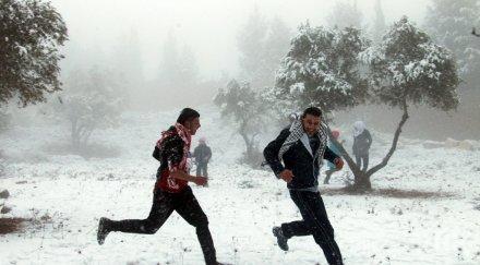 израел трепери студ сняг гръмотевични бури