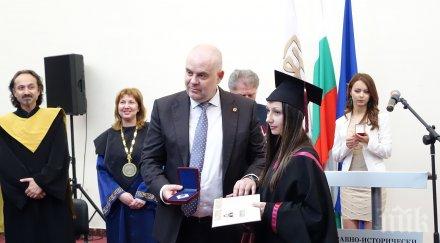 заместник главният прокурор иван гешев връчи дипломите отличниците право юзу снимки