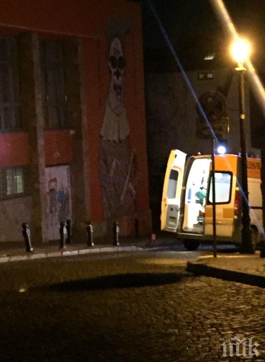 Оперираха ученика, който падна от покрива на Драматичния театър в Пловдив и се заклещи между две сгради