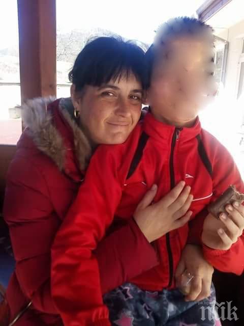 БИТКА: Майка спи в кръчма, за да си върне детето!