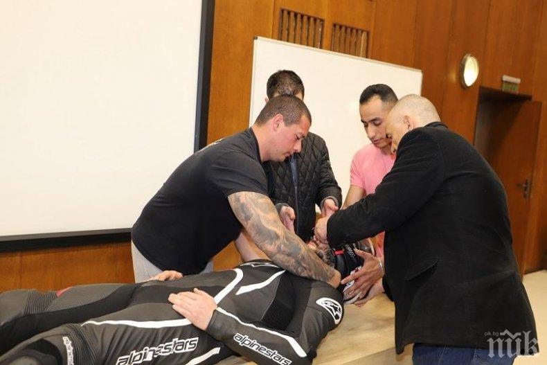 Лекари от ВМА изнесоха урок на мотористи как да спасяват ранени на пътя