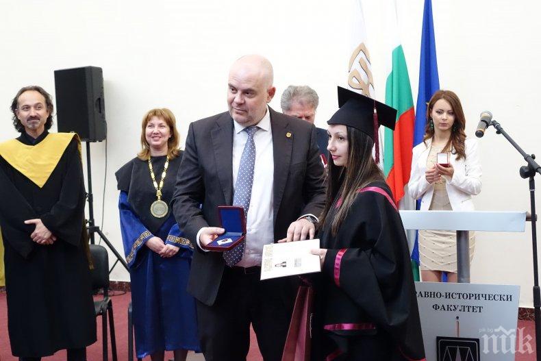 Заместник-главният прокурор Иван Гешев връчи дипломите на отличниците по право в ЮЗУ (СНИМКИ)