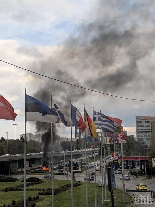 Спешна помощ: Шофьорът на запалилата се кола в София е с изгаряния по лицето
