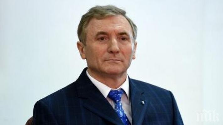 Румънският президент пенсионира главния прокурор Аугустин Лазар