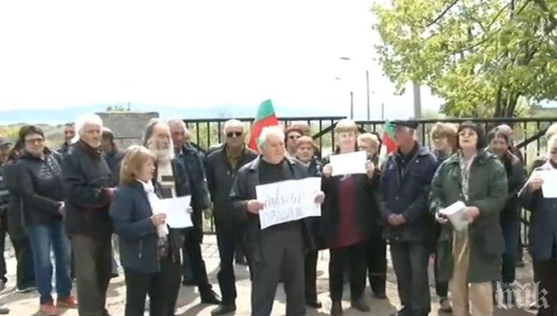 В Черноморец излязоха на протест заради отнети земи