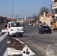 СТРАННО: Тръби и кабели наклонили ново кръстовище във Варна