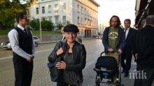 "Моралната" Елена Йончева ще подаде ли оставка за схемата "къща за гости", както Манолев?